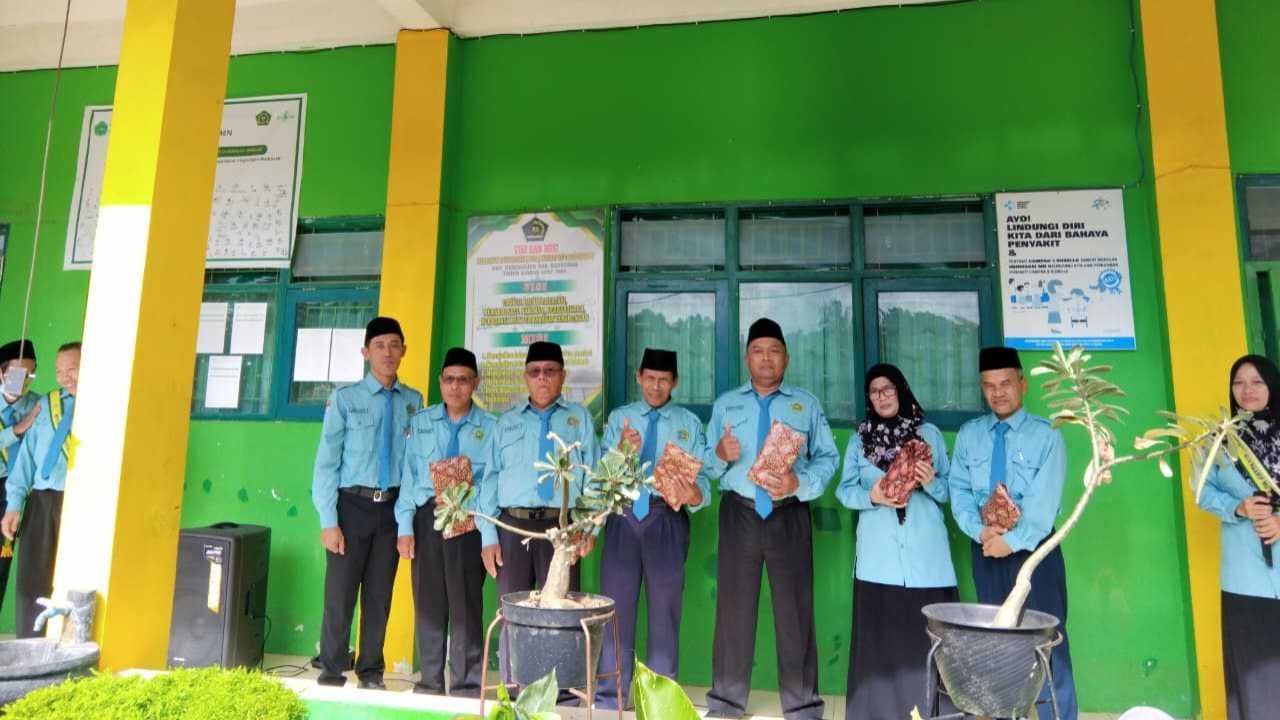 Kejutan Siswa MTs Ma’arif NU 3 Kemranjen Membuat Hari Guru Nasional Dipenuhi Air Mata Haru - 1