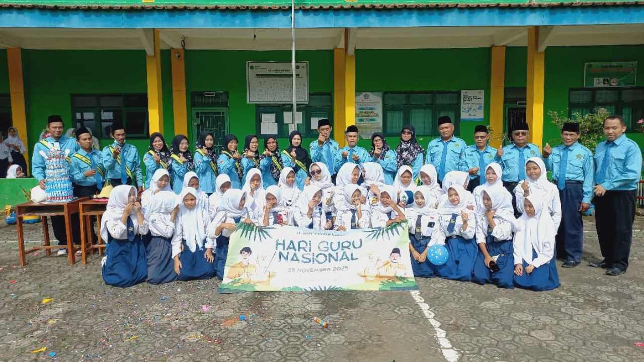 Kejutan Siswa MTs Ma’arif NU 3 Kemranjen Membuat Hari Guru Nasional Dipenuhi Air Mata Haru - 3